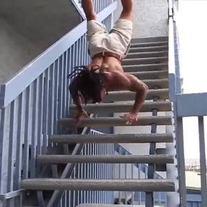 img-how-to-go-down-the-stairs-after-leg-day-453